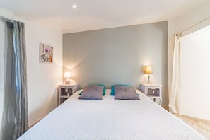 1 bedroom, bed sheets - Gîte "La Miellerie" with Shared Pool, Private Terrace, and Air Conditioning (Gréoux-les-Bains)