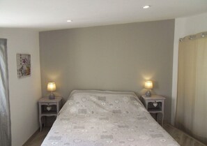 1 bedroom, bed sheets