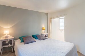 1 bedroom, bed sheets