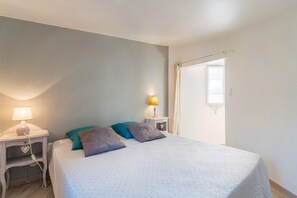 1 bedroom, bed sheets