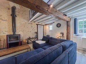 TV, peis, DVD-spiller og stereoanlegg