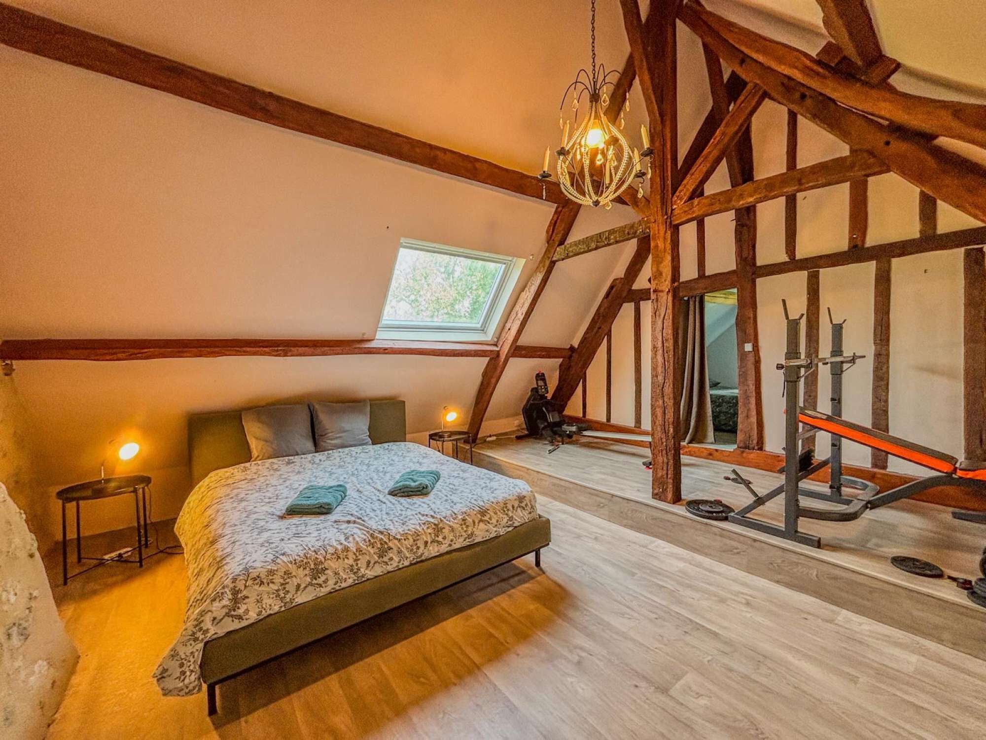 4 bedrooms, iron/ironing board, WiFi, bed sheets