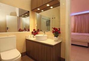 Classic Double Room Single Use, Balcony, City View | Bathroom | Towels, soap, shampoo, toilet paper