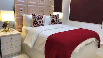 Habitación doble de uso individual, balcón, vistas a la ciudad | Espacio para trabajar con un portátil y wifi gratis