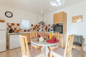 Fridge, microwave, oven, stovetop - Gîte 'Le Petit Étang' with Shared Pool, Private Terrace and Air Conditioning (Gréoux-les-Bains)