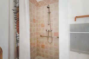 Shower, hair dryer - Gîte 'Le Petit Étang' with Shared Pool, Private Terrace and Air Conditioning (Gréoux-les-Bains)