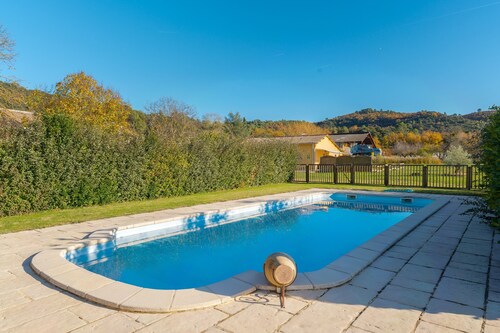 Gîte 'Le Petit Étang' avec piscine partagée, terrasse privée et climatisation