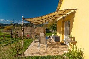 Outdoor dining - Gîte 'Le Petit Étang' with Shared Pool, Private Terrace and Air Conditioning (Gréoux-les-Bains)