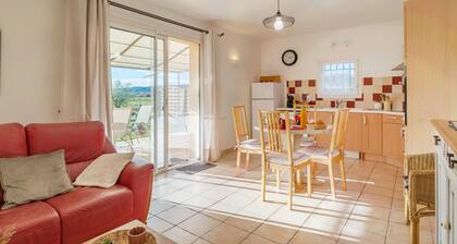 Gîte 'Le Petit Étang' mit Gemeinschaftspool, privater Terrasse und Klimaanlage