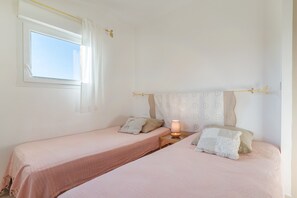 2 bedrooms, bed sheets - Gîte 'Le Petit Étang' with Shared Pool, Private Terrace and Air Conditioning (Gréoux-les-Bains)