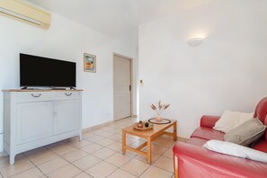 TV, ping pong - Gîte 'Le Petit Étang' with Shared Pool, Private Terrace and Air Conditioning (Gréoux-les-Bains)