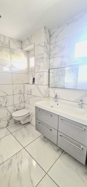 Shower, hair dryer, towels, soap - Luxury cocoon (Annemasse)