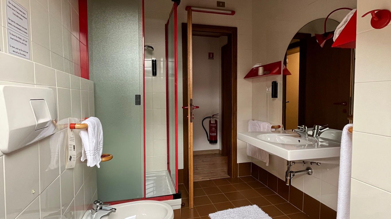 Standard-Dreibettzimmer, Balkon | Badezimmer