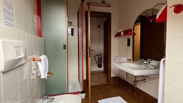 Standard Triple Room, Balcony | Bathroom