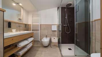 Family Room | Bathroom