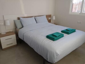 2 kamar tidur dan setrika/meja setrika