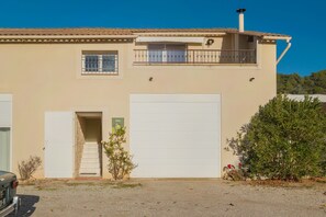 Exterior - Gîte 'Fleur De Thym' with Shared Pool, Communal Terrace and Air Conditioning (Gréoux-les-Bains)