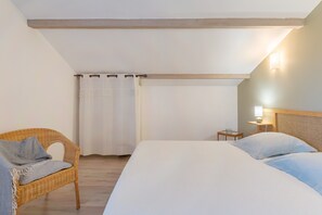 2 bedrooms, iron/ironing board, bed sheets - Gîte 'Fleur De Thym' with Shared Pool, Communal Terrace and Air Conditioning (Gréoux-les-Bains)