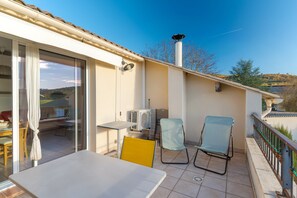 Outdoor dining - Gîte 'Fleur De Thym' with Shared Pool, Communal Terrace and Air Conditioning (Gréoux-les-Bains)