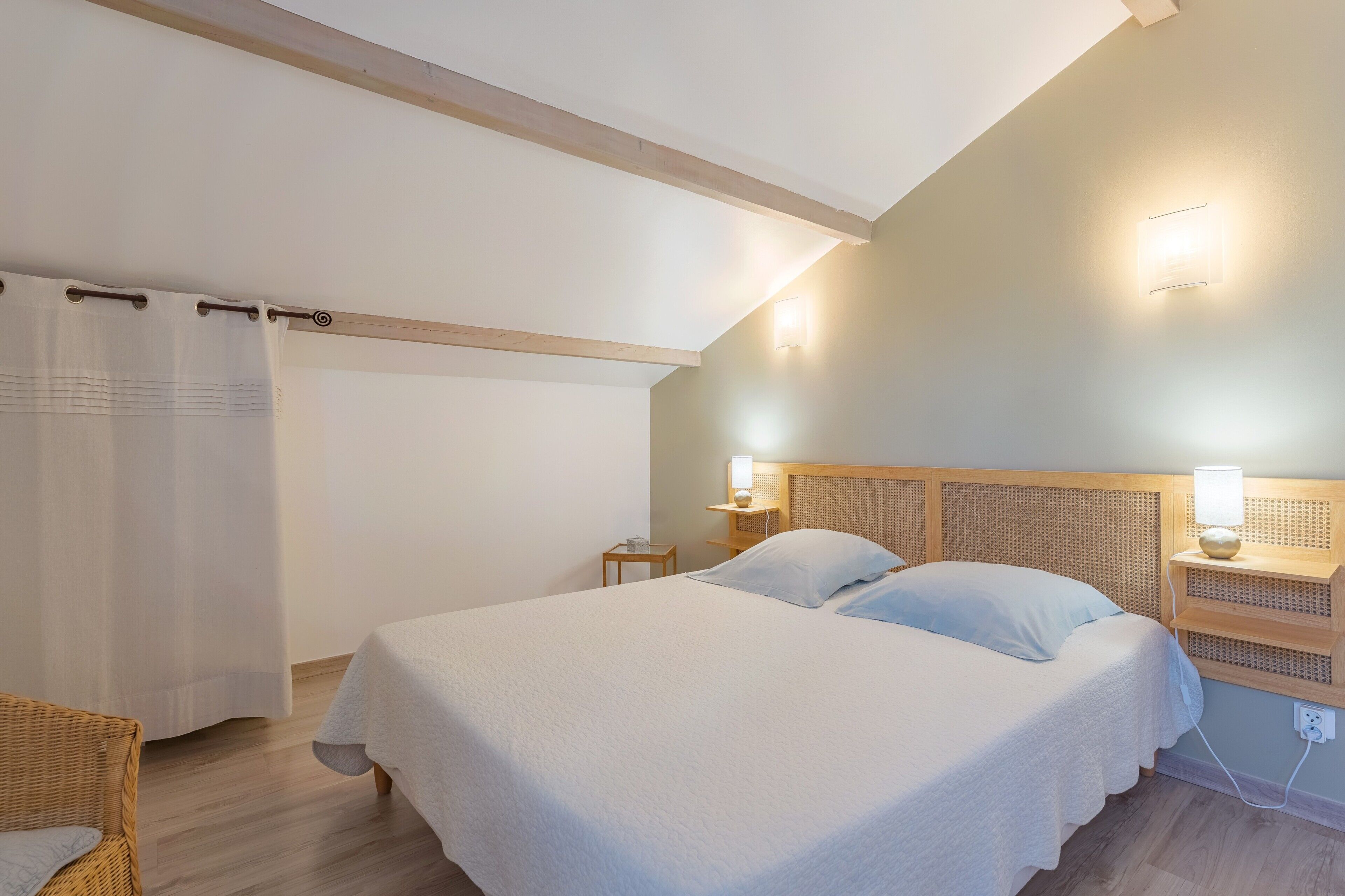 2 bedrooms, iron/ironing board, bed sheets