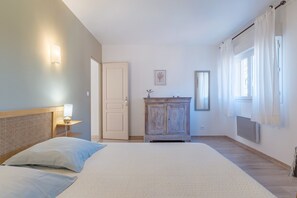 2 bedrooms, iron/ironing board, bed sheets