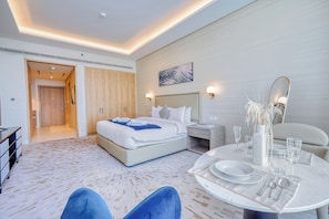 Decoración personalizada, muebles diferentes y escritorio 