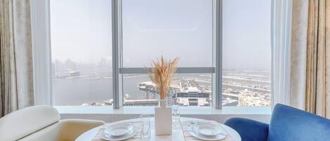 Luxury Studio, Sea View | In-room dining