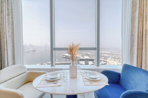 Appartamento Luxury, 1 letto king, aria condizionata, vista mare | Pasti in camera