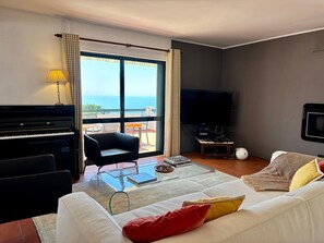 Living area - Casa Mar by Sesimbra Sun Sea on ocean, beach, historic center. (Sesimbra)