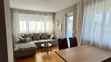 Apartment, 2 Schlafzimmer, Raucher, Balkon | Wohnzimmer
