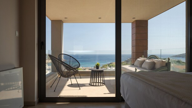 A bedroom with a balcony overlooking the sea. - Villa Nefeli Athenian Riviera (Saronikos)
