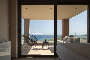 Luxury Βίλα, Θέα στη Θάλασσα | Περιοχή καθιστικού | Τηλεόραση Smart 50 ιντσών με ψηφιακά κανάλια, τζάκι