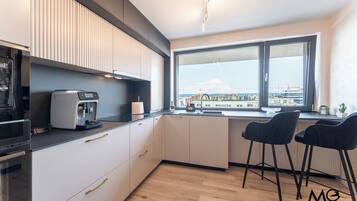 Deluxe Apartment, Mountain View | Private kitchen