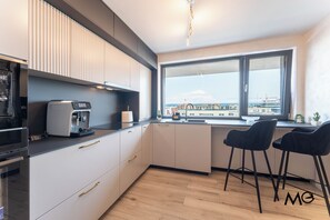 Deluxe Apartment, Mountain View | Private kitchen | Full-size fridge, microwave, oven, stovetop - MoHost Valcom - Luxury Skyline Penthouse (Brașov)
