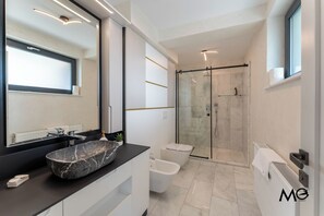 Apartament Deluxe, vistes a la muntanya | Bany | Dutxa, assecador de cabells, sabatilles i bidet