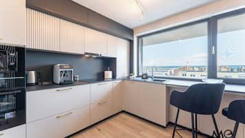 Apartamento luxo, vista para a montanha | Cozinha privada | Geladeira grande, micro-ondas, fogão, cooktop