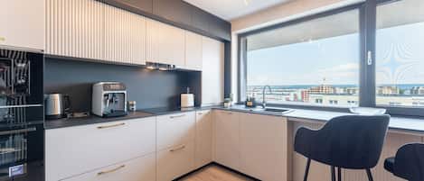 Appartement Deluxe, vue sur la montagne | Cuisine privée | Réfrigérateur grande capacité avec congélateur, four à micro-ondes