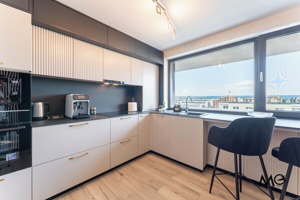 Deluxe Apartment, Mountain View | Private kitchen | Full-sized fridge, microwave, oven, stovetop