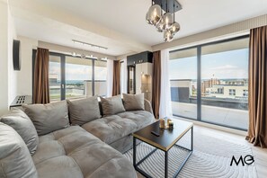 Deluxe Apartment, Mountain View | Living area | 150-cm flat-screen TV with cable channels, Netflix, streaming services