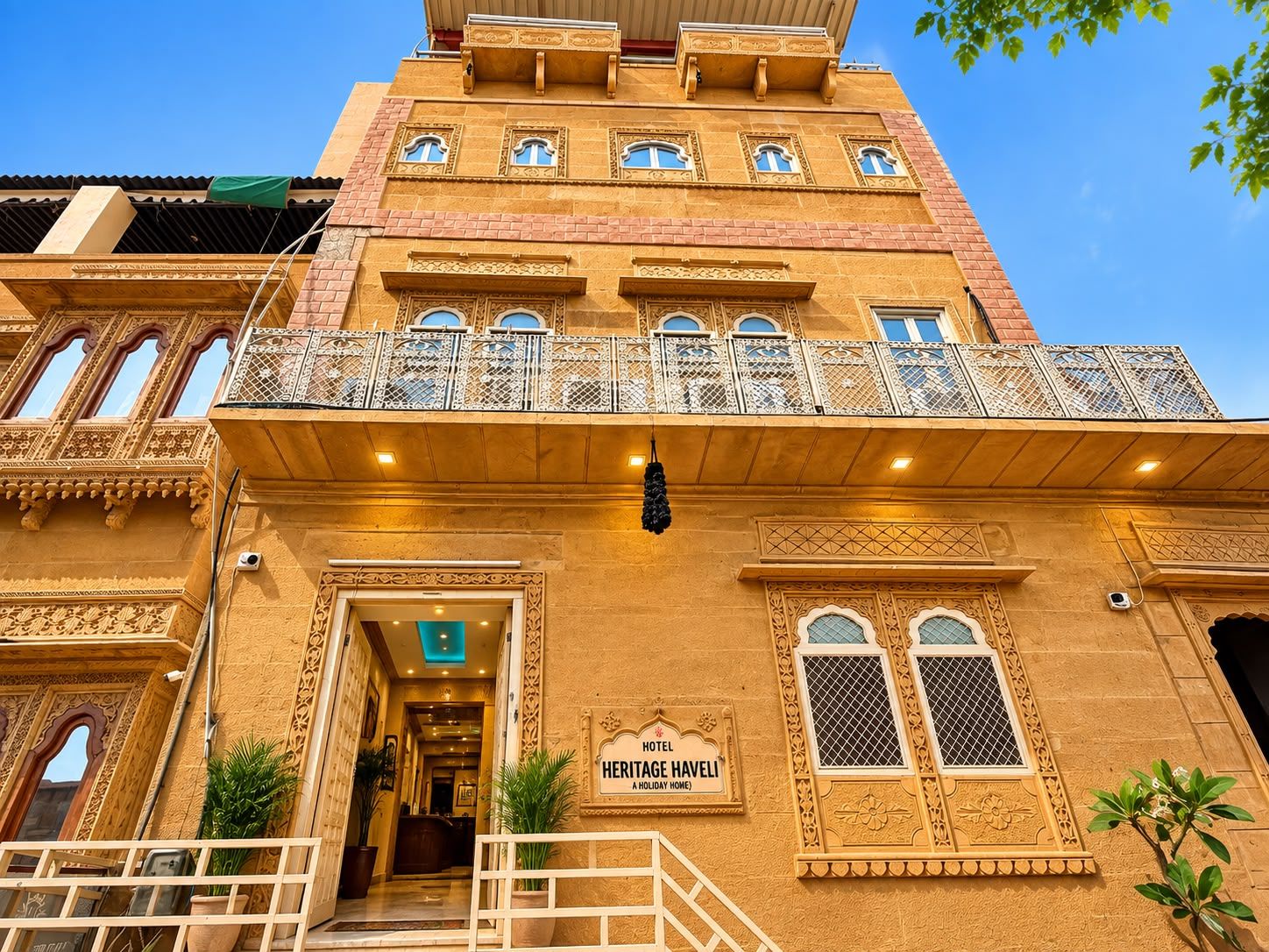 Un hotel de estilo arquitectónico tradicional, con balcones ornamentales y un letrero que indica que es un hotel histórico.
