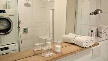 Een douche, een haardroger, handdoeken, zeep