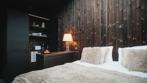 Premium bedding, desk, iron/ironing board, free WiFi