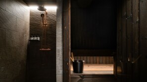 Superior-chalet | Kylpyhuone | Suihku, ilmaiset hygieniatuotteet, hiustenkuivaaja, tohvelit
