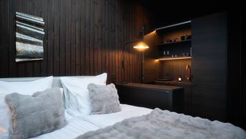 Superior Chalet | Premium bedding, desk, iron/ironing board, free WiFi