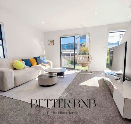 Smart TV. Modern & New • 3 Beds • 6 Guests