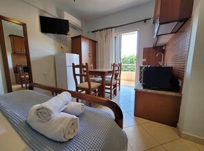 1 bedroom, WiFi, bed sheets - Mihasi Apartment 2 (Ksamil)