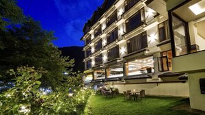 Front of property - TRIBHAV Rohtang Heights Resort (Manali)