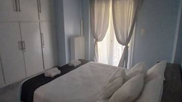 2 bedrooms, desk, iron/ironing board, travel crib