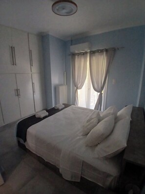 2 chambres, bureau, fer et planche à repasser, lit de bébé portatif
