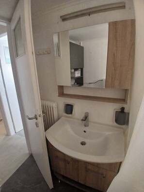 Hair dryer, towels, soap, shampoo - Home & Garden with free parking close to Olympic Stadium (Nea Ionia)